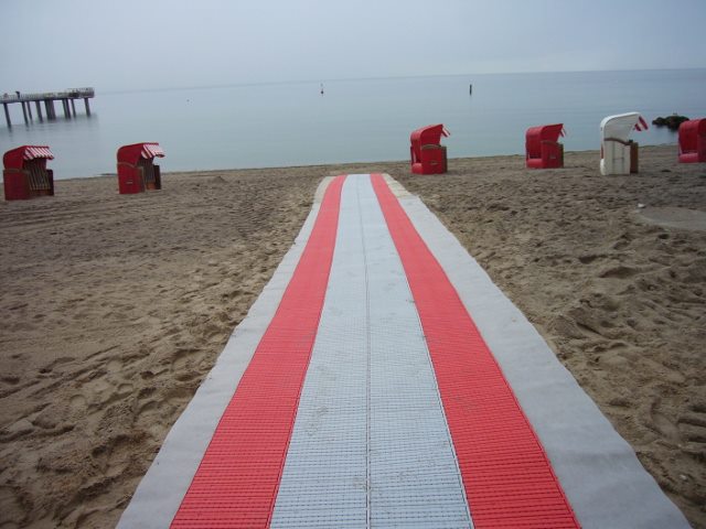 EXPO-roll von OSTACON Bodensysteme bietet barrierefreien Zugang für Behinderte über den weichen Strand zum Meer.