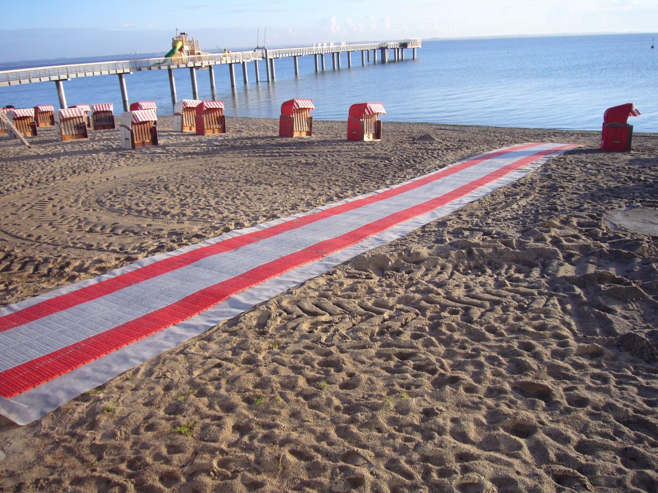 EXPO-roll von OSTACON Bodensysteme bietet barrierefreien Zugang für Behinderte über den weichen Strand zum Meer.