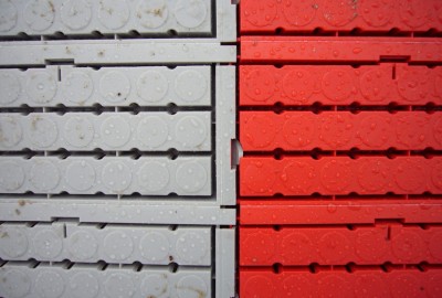 Oberfläche des EXPO-roll Rollboden in Rot und Hellgrau