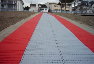 EXPO-roll als Aufgang vom Ufer zur Strandallee für behinderte Menschen