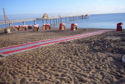 Weg über Strand für Menschen mit Handicap zur Badeufer