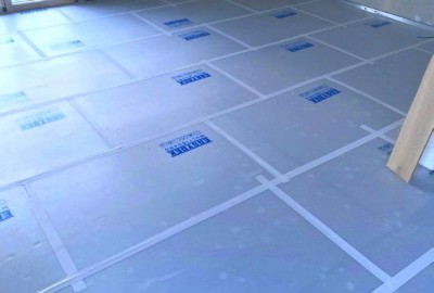 Abgedeckter Parkettboden mit Multi Board Kunststoffplatten