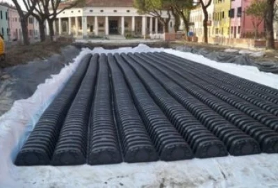 Die hoche Eindringenoberfläche des DRENING bürgt für eine schnelle Entsorgung und für ein wirksames Sammeln des Wassers.