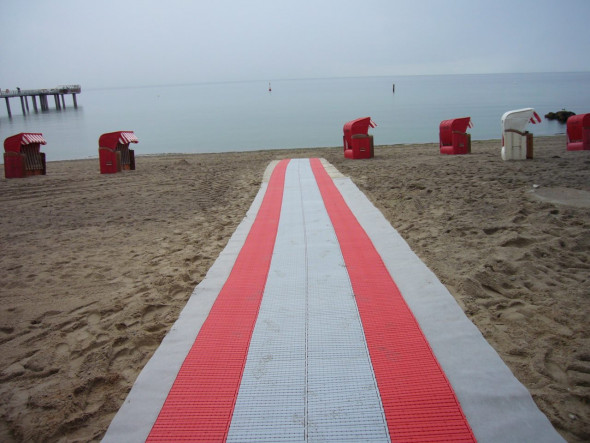 EXPO-roll bietet barrierefreien Zugang über den weichen Strand zum Meer.  